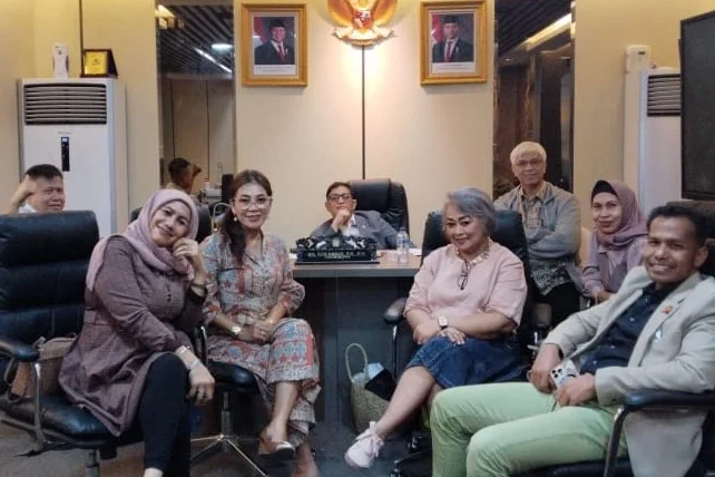 Teori Friedman: Solusi Carut-Marut Dunia Advokat