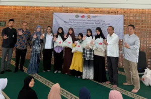 Penyerahan bantuan sembako dan santunan untuk Pesantren Tahfiz Difabel oleh DPP HAPI dan Mandiri Taspen