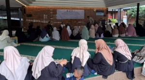 Dr. Enita Adyalaksmita Ketua Umum DPP HAPI menyerahkan santunan kepada santri tahfiz difabel dalam rangka HUT HAPI ke-33 di Jakarta